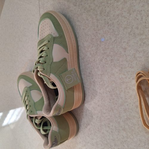 کفش اسپرت دخترانه سایز 37 کاملا نو