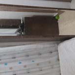 کمد ایینه دار ایستاده داخل کمد طبقه طبقه هست