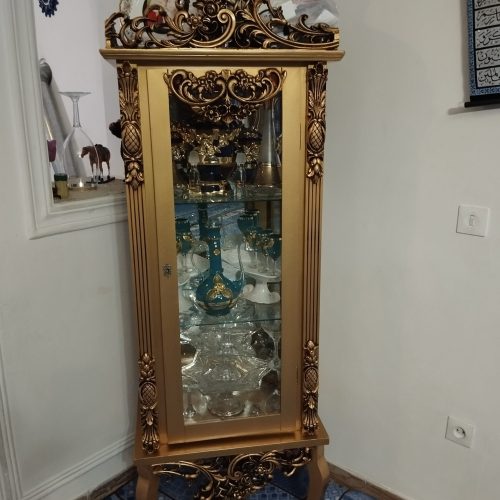 بوفه و ساعت چوبی طلایی