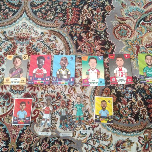 6عدد کارت نو 3عدد مینی فیگور 2عدد برچسب 3عدد پایه