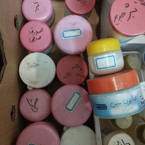 تعدادی مواد لوازم آرایشی و بهداشتی