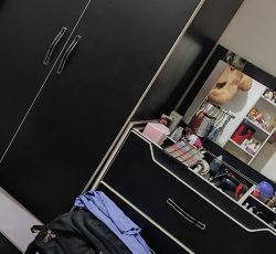 مبل همرا با میز عسلی کمد لباس دراور جا کفشی ساعت ایستاده