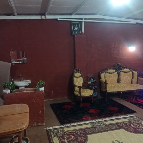 باغ با فضای دلنشین و آب هوای عالی و انواع درختان میوه و بارده و ساختمان شیک ب روز