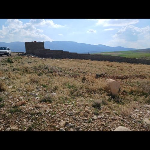 باغی ب متراژ1000متر که یک سمتشدیوار کشی شده است