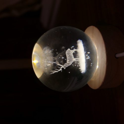 چراغ خواب سه بعدی گوی شیشه‌ای با طرح گوزن