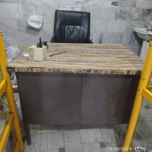 دوعدد ویترین یک میز