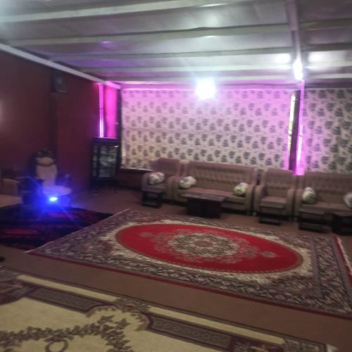 باغ با فضای دلنشین و آب هوای عالی و انواع درختان میوه و بارده و ساختمان شیک ب روز