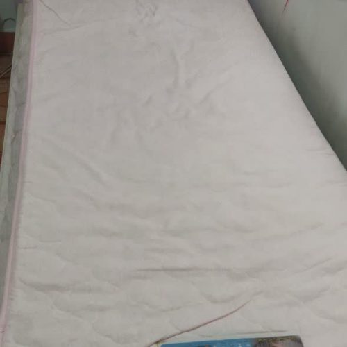 میز کمد دار و کتابخانه، صندلی، تخت، تشک،پرده