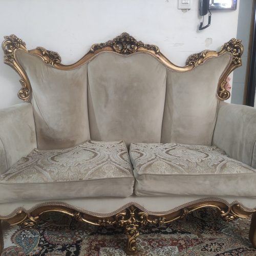 مبل سلطنتی 9نفره همراه با یک عسلی بزرگ و دو عسلی کوچک