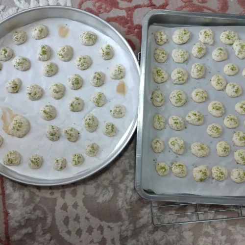 سفارش و پخت انواع شیرینی و کیک