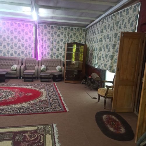 باغ با فضای دلنشین و آب هوای عالی و انواع درختان میوه و بارده و ساختمان شیک ب روز