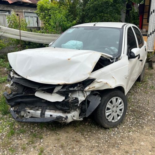 ماشین از جلو تصادف داشته.  ماشین در شمال می باشد