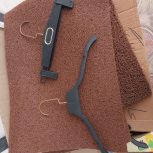 گیره لباس و صندلی