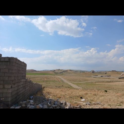 باغی ب متراژ1000متر که یک سمتشدیوار کشی شده است