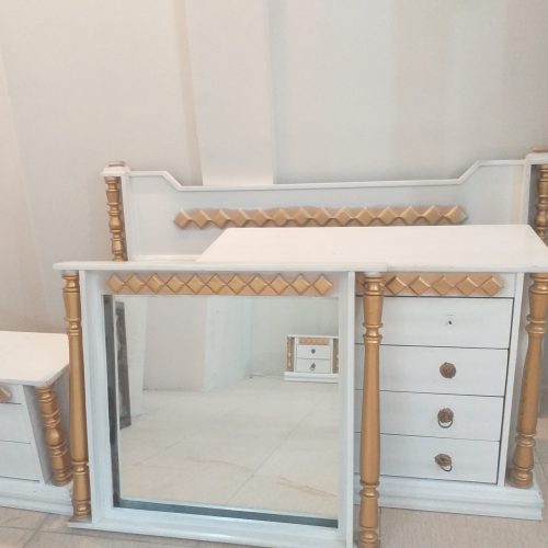 سلام سرویس خواب (تخت خواب،آینه،دراور،پاتختی) که چوب میباشدوسرویس خواب کودک(تخت خواب،کمد ویترین،تشک)ویترین  کاملا چوب به فروش میرسد