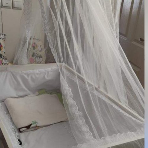 گهواره و تخت کنار مادر