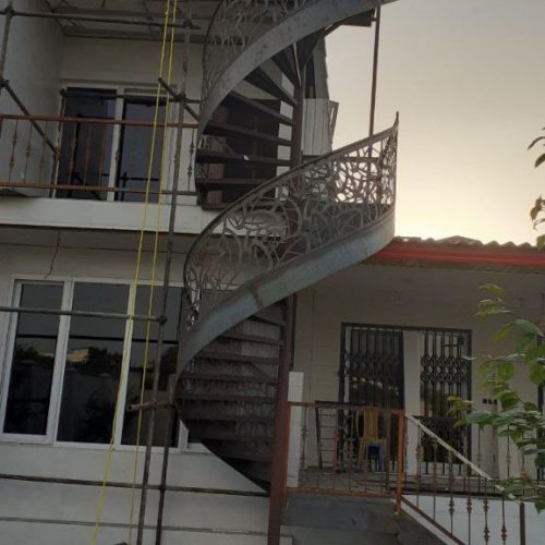 نصب و طراحی انواع پله گردان فلزی و معمولی برای ساختمان