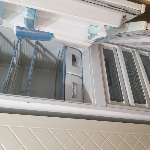 یخچال خیلی خوبی و تمیزی و به علت کمبود جا میفروشم