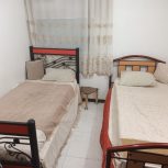 دو عدد تخت یک نفره همراه با تشک