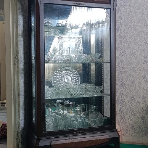 بوفه قهوه‌ای رنگ