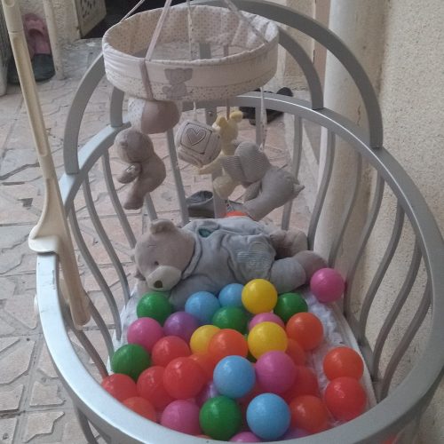 تخت خواب بچه زنگ دار با یک دونه بست که عروسگ زنگ نگاه داشته