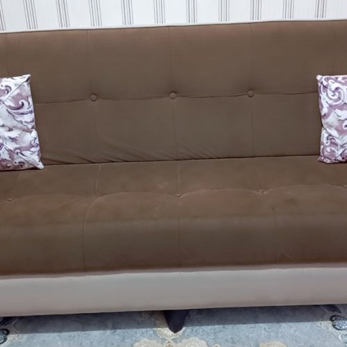 مبلمان راحتی با جلو مبلی های عسلی