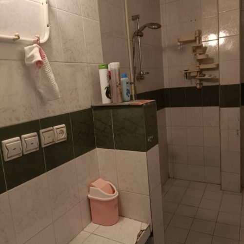 آپارتمان همکف جنوبی ثمانه , فرامرز عباسی