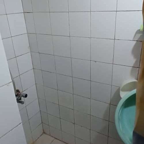 باسلام خونه 40مترهستش یه 12متری بالااتاق داره اتاق پایین 16مترپذیرایی و10متراشپزخونه محل بی سروصدایی هستش