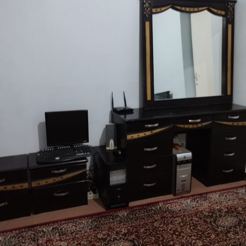 با عرض سلام، یک عدد تخت بزرگ بدون تشک با میز ارایش، ویک عدد تخت کودک با کمدبفروش میرسد