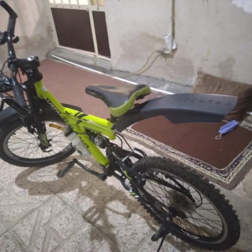 دوچرخه سایز بیست دنده کلاجی ترمز های جلو و عقب سالم کمکی جفت کمک جلو سالم و وسط سالم بدنه سالم