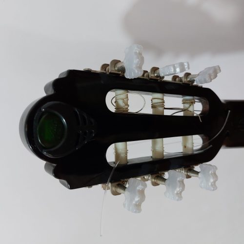 گیتار کلاسیک (کلاریس) آلن خور با تمام وسایل(کیف،کاپو،پیک،گلسو…)