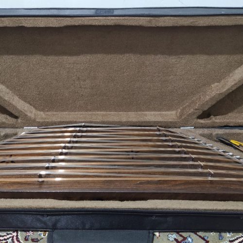 فروش سنتور سه مهر همراه با کاور چوب گردو  در حد نو برای اطلاع بیشتر تماس بگیرید