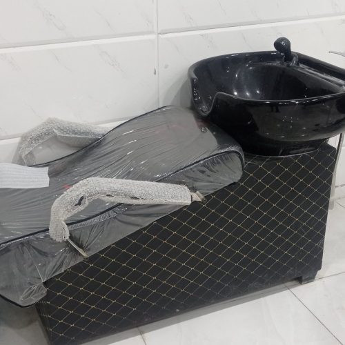 فروش دوعدد صندلی اصلاح و یک عدد سرشور سالنی