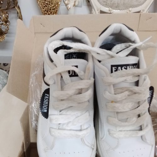 کتونی سایز 39 نو  یکبار پوشیده شده بعلت کوچک بودن سایز