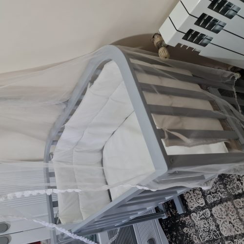 تخت کنار مادر