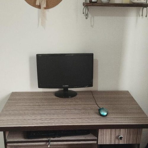 میز کامپیوتر و کتابخانه