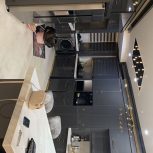 نیروی جوان در کارگاه کابینت سازی