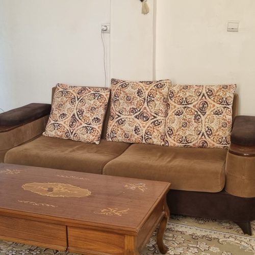 یک دست مبلمان 7 نفره همراه با میز و عسلی