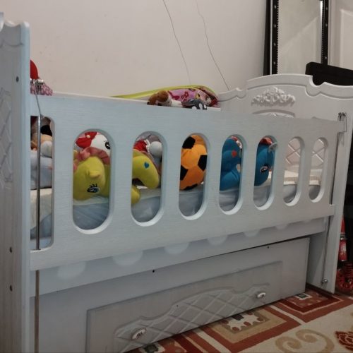 با عرض سلام، یک عدد تخت بزرگ بدون تشک با میز ارایش، ویک عدد تخت کودک با کمدبفروش میرسد