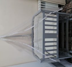 تخت کنار مادر