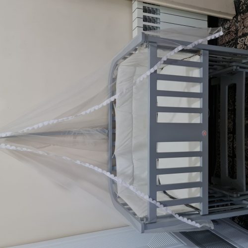 تخت کنار مادر