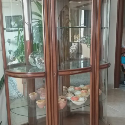 یکعدد ویترین شیک و انتیک رایگان واگذارمیشود بدلیل مهاجرت ،فوری فوری