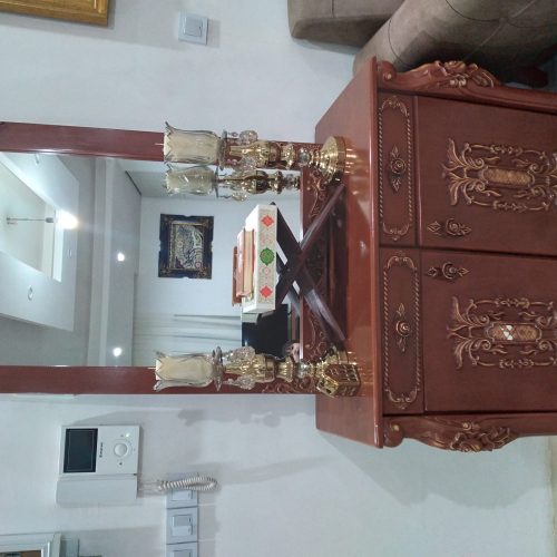 مبل هفت نفره فقط دونفرش یه پارگی داره  کنسل هم سه جاش رنگ پردگی داره کوچیک