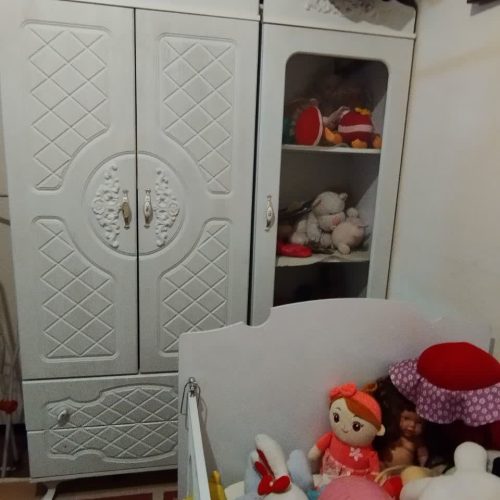 با عرض سلام، یک عدد تخت بزرگ بدون تشک با میز ارایش، ویک عدد تخت کودک با کمدبفروش میرسد