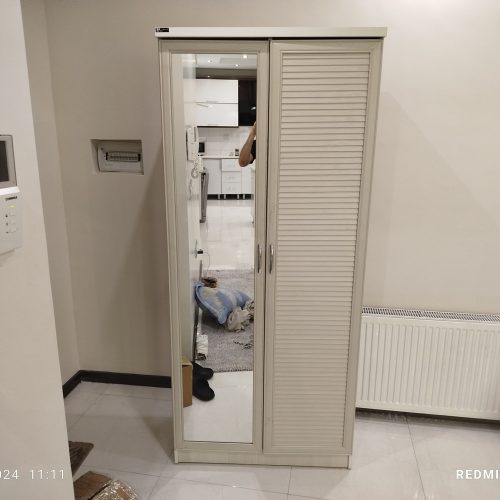 جا لباسی و جاکفشی