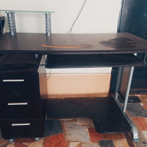 میز تحریر و‌کامپیوتر