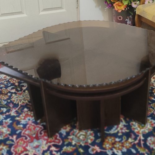 شیشه خط خش نداره بقل هاش مدل داره شیشه رو میتونی از چوبش جدا کنی و زیر شیشه رو تمیز کنی