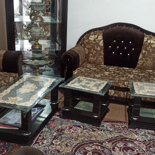 مبل  و سه عدد میز جلو مبلی