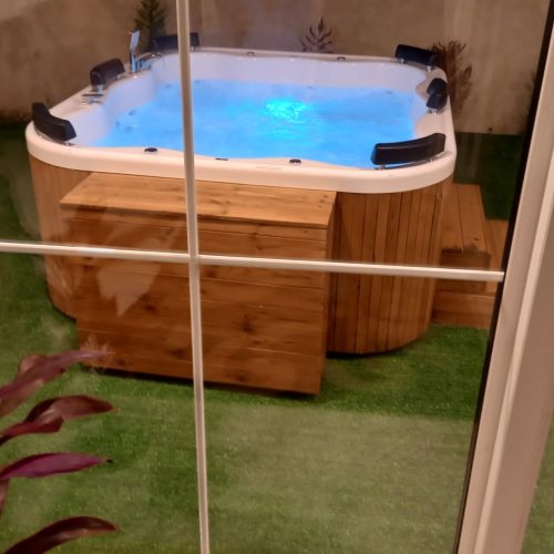 ویلای2خوابه همراه جکوزی6نفره