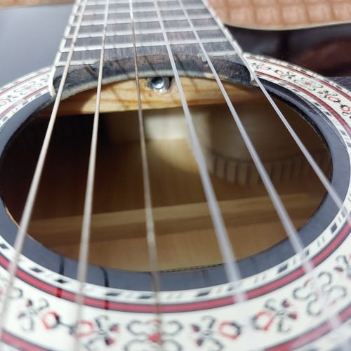 گیتار کلاسیک (کلاریس) آلن خور با تمام وسایل(کیف،کاپو،پیک،گلسو…)